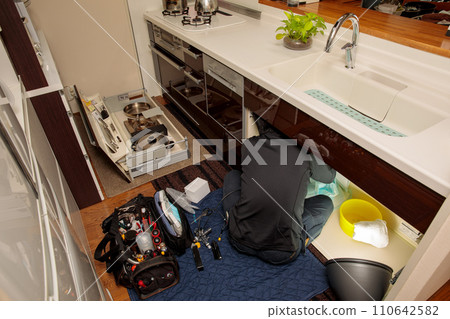 修復廚房水龍頭管道問題的工作場景 110642582