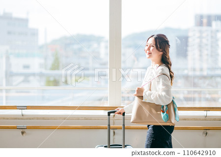 A woman walking on a station overpass for sightseeing, traveling, and women's travel (solo travel, domestic travel, vacation) A woman walking on a station overpass for sightseeing, traveling, and women's travel (solo travel, domestic travel, vacation) 110642910