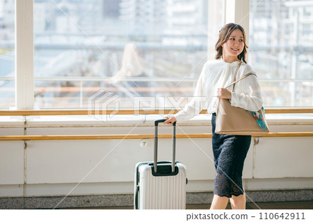 Business woman walking on a station overpass on a business trip, transfer, travel (transfer, new life, moving, moving to Tokyo, relocation) Business woman walking on a station overpass on a business trip, transfer, travel (transfer, new life, moving, moving to Tokyo, relocation) 110642911