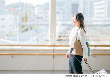 Business woman walking on an overpass on a business trip, transfer, travel, personnel change (transfer, new life, moving, moving to Tokyo, relocation, etc.) Business woman walking on an overpass on a business trip, transfer, travel, personnel change (transfer, new life, moving, moving to Tokyo, relocation, etc.) 110642912