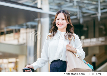 出差/旅行到達車站的商務女性(車站大樓/車站前) 出差/旅行到達車站的商務女性(車站大樓/車站前) 110642913