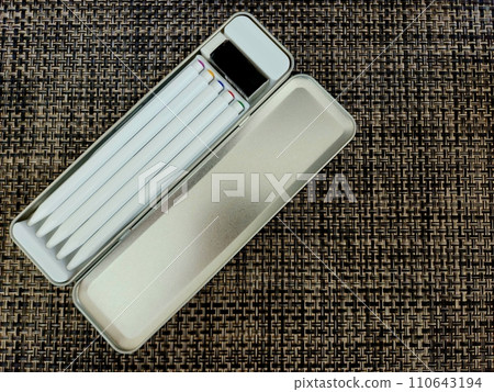 Pencil case with 5 mechanical pencils 110643194