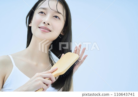 長髮女子梳理頭髮 長髮女子梳理頭髮 110643741