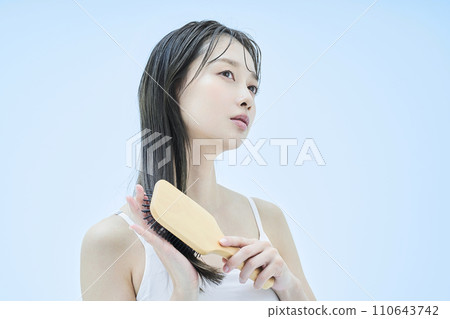 長髮女子梳理頭髮 長髮女子梳理頭髮 110643742