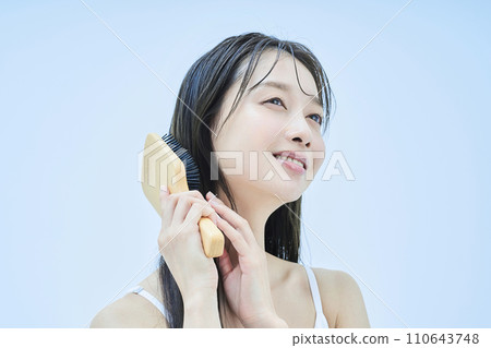 長髮女子梳理頭髮 110643748