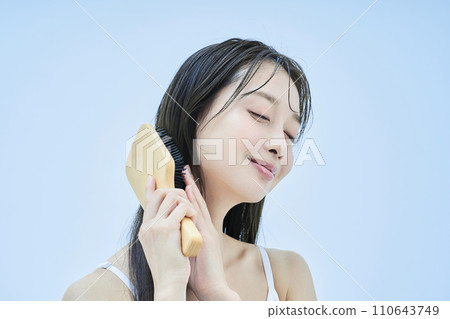 長髮女子梳理頭髮 110643749