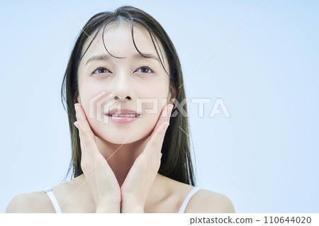 一名年輕女子正在做皮膚護理 一名年輕女子正在做皮膚護理 110644020