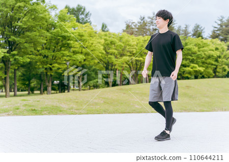 Walking in the park/walking man/sportsman/athlete (whole body) 110644211