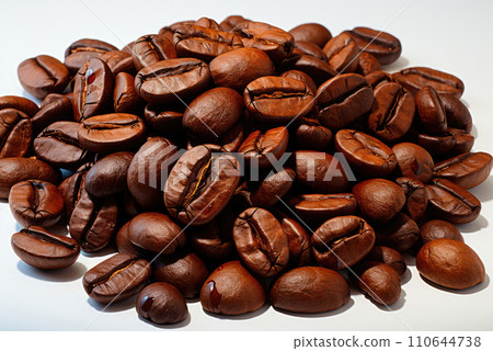 Roasted coffee beans close-up on a white background 110644738