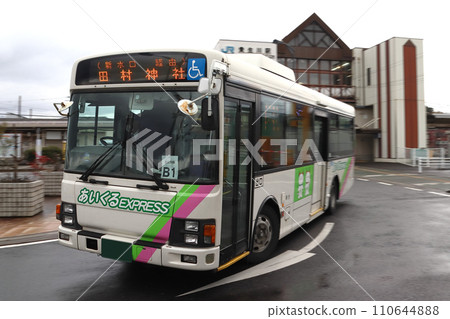 甲賀市社區巴士及貴部川站南口車站大樓 甲賀市社區巴士及貴部川站南口車站大樓 110644888