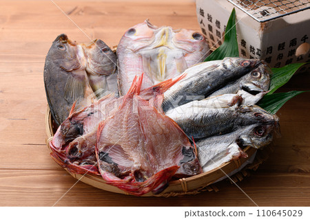 4 types of sun-dried premium dried fish set 110645029