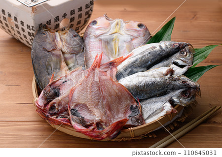 4 types of sun-dried premium dried fish set 110645031