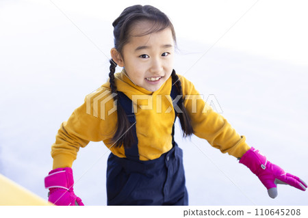享受滑冰的女孩 110645208