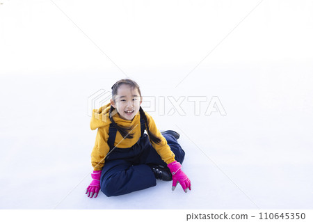 享受滑冰的女孩 110645350
