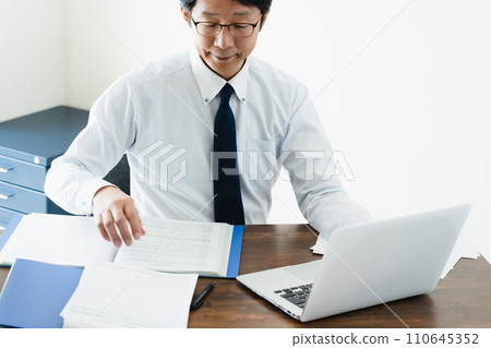 檢查分類帳的一位男性商人的手 110645352