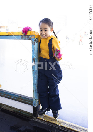 享受滑冰的女孩 110645355