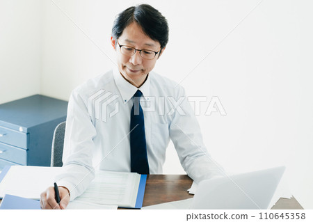 檢查分類帳的一位男性商人的手 110645358