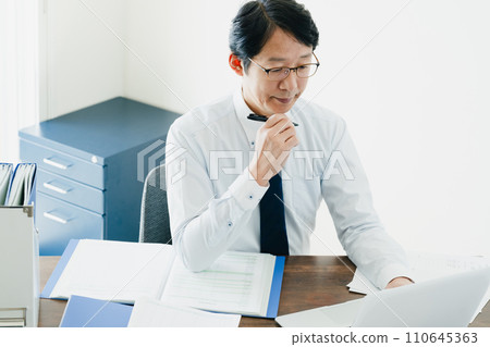 檢查分類帳的一位男性商人的手 110645363