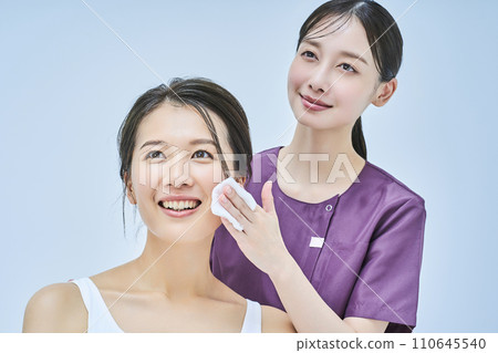 一位女士正在接受一位女性美容工作人員的諮詢 一位女士正在接受一位女性美容工作人員的諮詢 110645540