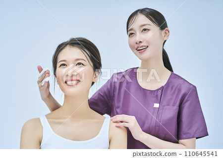 一位女士正在接受一位女性美容工作人員的諮詢 一位女士正在接受一位女性美容工作人員的諮詢 110645541