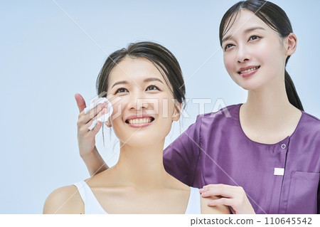 一位女士正在接受一位女性美容工作人員的諮詢 一位女士正在接受一位女性美容工作人員的諮詢 110645542