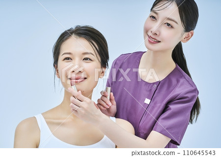一位女士正在接受一位女性美容工作人員的諮詢 一位女士正在接受一位女性美容工作人員的諮詢 110645543