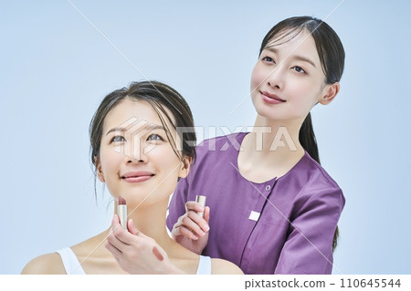 一位女士正在接受一位女性美容工作人員的諮詢 110645544