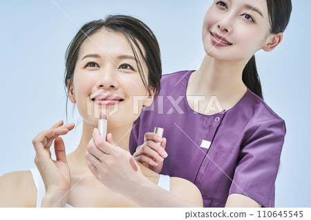 一位女士正在接受一位女性美容工作人員的諮詢 110645545