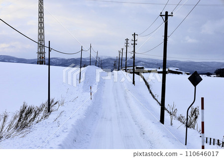 Country road in Hokkaido in winter 110646017