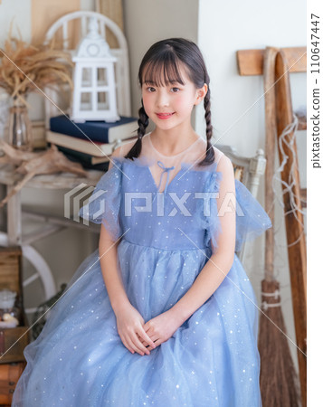 穿著裙子的女孩肖像 110647447