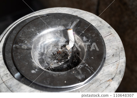 吸煙區煙灰缸 110648307