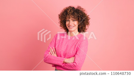 Disagreeing young woman shaking head with twisted mouth on pink background 110648730