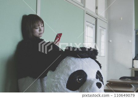 一位穿著服裝的兼職女士在活動中休息 110649079