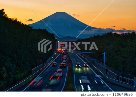 Winter scenery of Mt. Fuji seen from National Route 134 in Chigasaki City 110649686