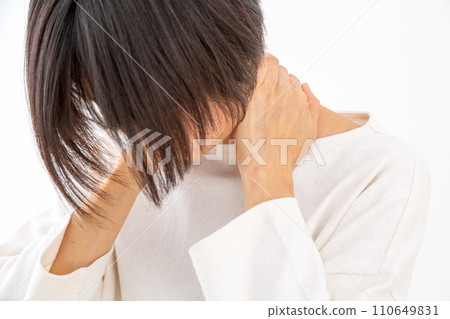 遭受頸部疼痛的中年婦女 遭受頸部疼痛的中年婦女 110649831
