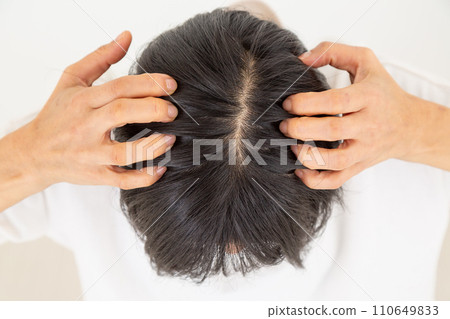 middle-aged woman's hair 110649833