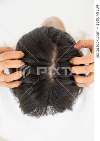 middle-aged woman's hair 110649834