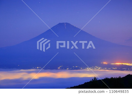 Sea of clouds and Mt.Fuji in summer through the street lights 110649835
