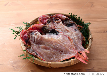 曬乾的金鯛魚開口 曬乾的金鯛魚開口 110650477