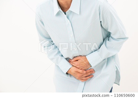 中年婦女抱著她的小腹 中年婦女抱著她的小腹 110650600