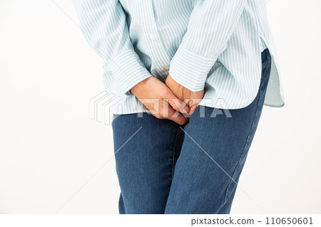 中年婦女抱著胯部 110650601