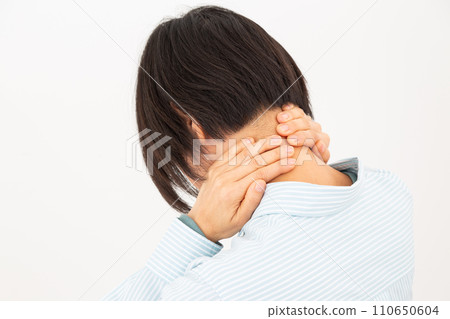 Middle woman suffering from neck pain 110650604