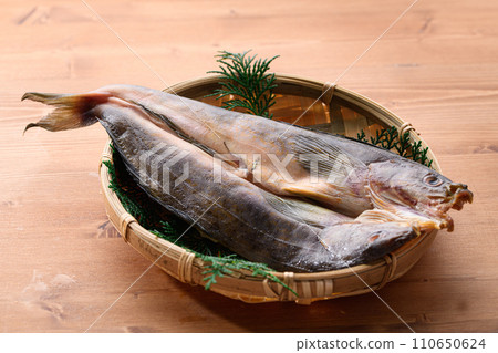 打開鯖魚鯖魚，乾燥過夜 110650624