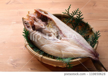 打開鯖魚鯖魚，乾燥過夜 110650628