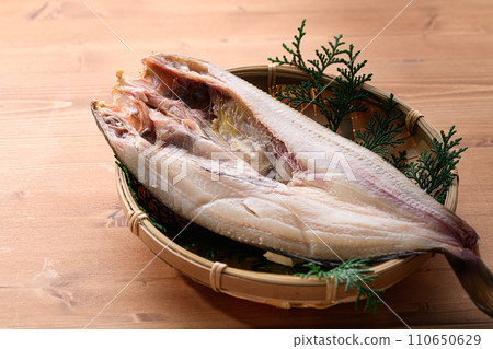 打開鯖魚鯖魚，乾燥過夜 110650629