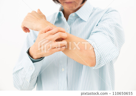 中年婦女雙手乾燥 110650655