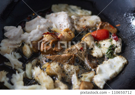 Saute the liver of the flounder 110650712