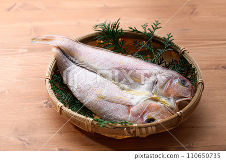 甜鯛魚打開,隔夜乾燥 甜鯛魚打開,隔夜乾燥 110650735