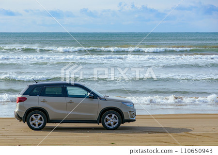 The seaside and one car at Chirihama Nagisa Driveway in the Hokuriku region 110650943