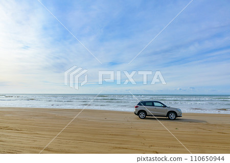 The seaside and one car at Chirihama Nagisa Driveway in the Hokuriku region The seaside and one car at Chirihama Nagisa Driveway in the Hokuriku region 110650944